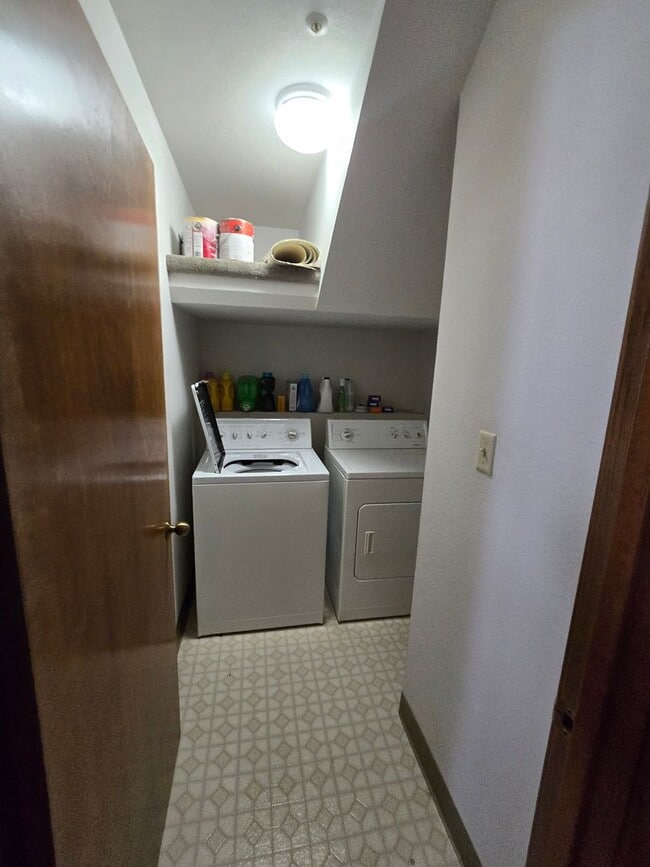 Building Photo - 2 Bedroom Plus Loft with covered parking!