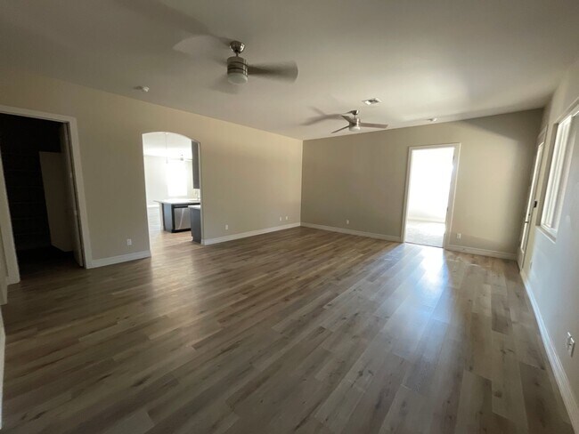 Building Photo - Gorgeous Ravines Home