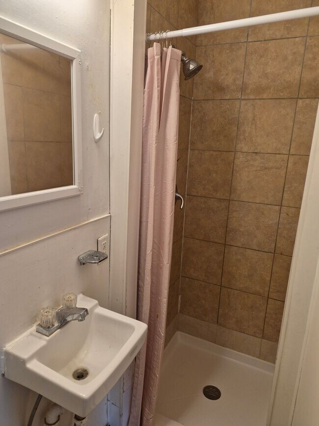 Building Photo - 227 Douglas Ave