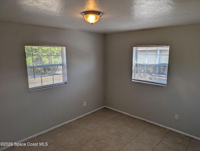 Building Photo - 900 Camphor Way