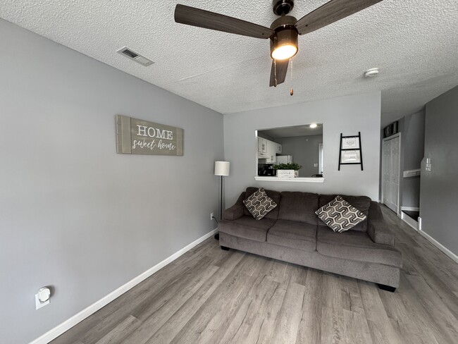 Building Photo - 205 Pinegrove Ct