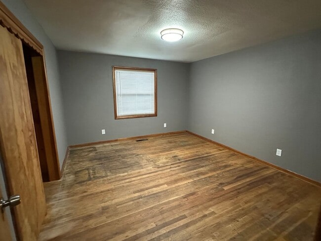 Building Photo - Large 4 Bedroom 2 Bath 1 Story Home with Large back deck