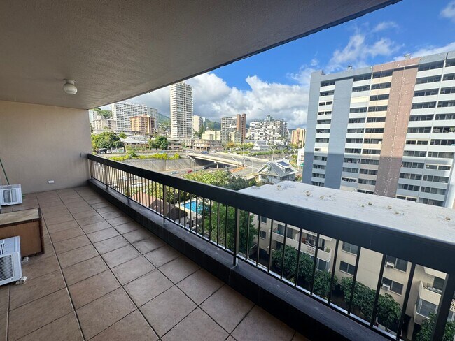 Building Photo - 1 BD/1 BA Condo In Honolulu!