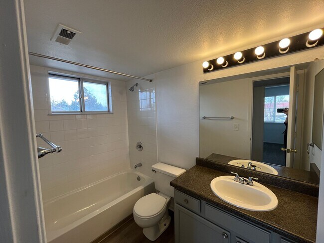 Building Photo - 2bd/2ba Washer/Dryer in unit!!!