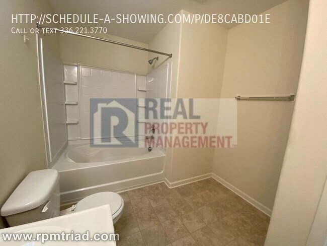 Building Photo - 3 Bedroom / 2.5 Bath Home Available Now!