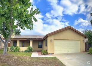 Building Photo - Charming Home in Miramonte