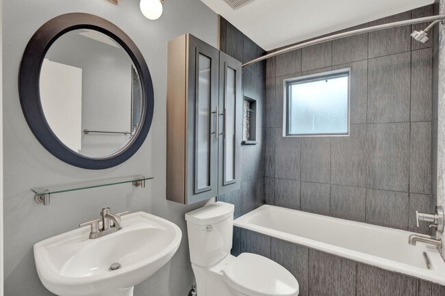 Building Photo - Luxury 2 Bedroom 2.5 Bath Townhome In Down...
