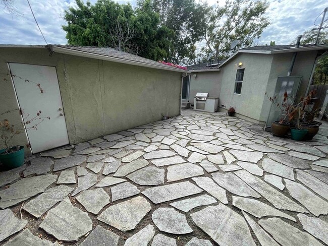 Building Photo - CENTRALLY LOCATED HOME IN BEVERLYWOOD!