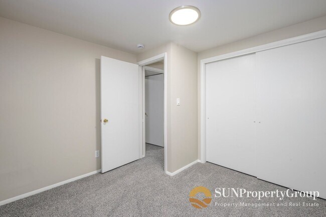 Building Photo - Stunning Remodeled Home in Desirable Cottonwood Heights!