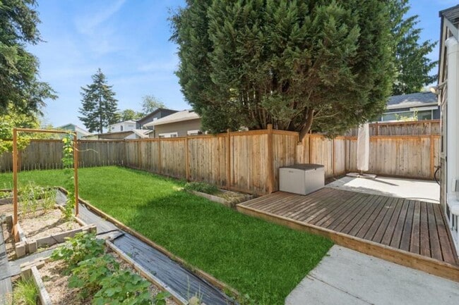 Building Photo - 3 bedroom in Seattle WA 98103