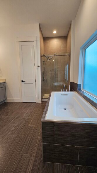 En-suite Bathroom - 3404 Rogers St
