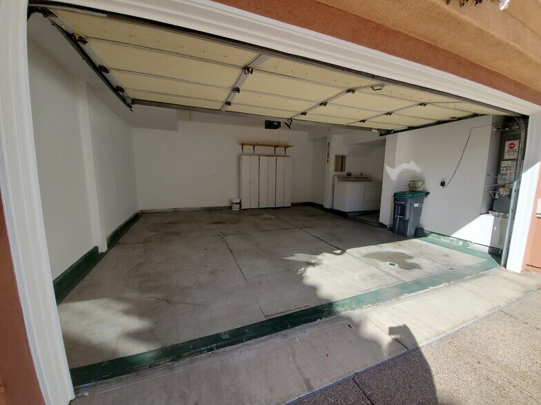 Building Photo - 1404 Reggio Aisle