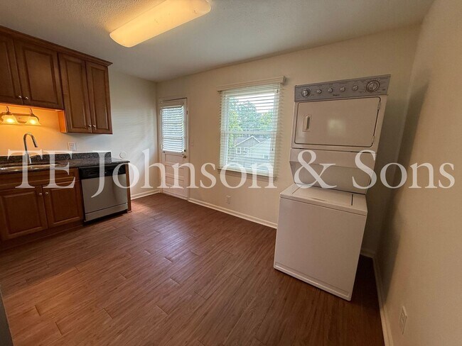 Building Photo - Modern 2 Bedroom Apartment with Water Included on Forsyth St