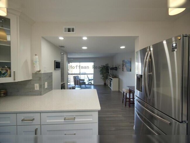 Building Photo - Waterfront 2BR Condo with Private Garage and Water Views in Tampa