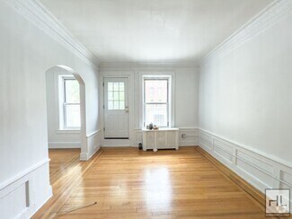 Building Photo - Beautifully Renovated 3-Bedroom with Priva...
