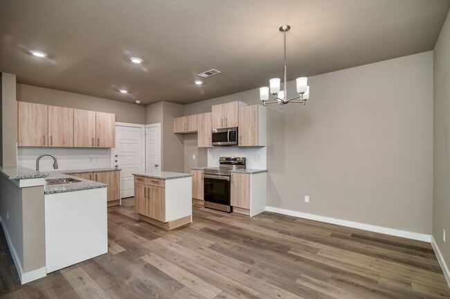 Building Photo - GORGEOUS 3 BEDROOM DUPLEX LOCATED IN MIDLO...