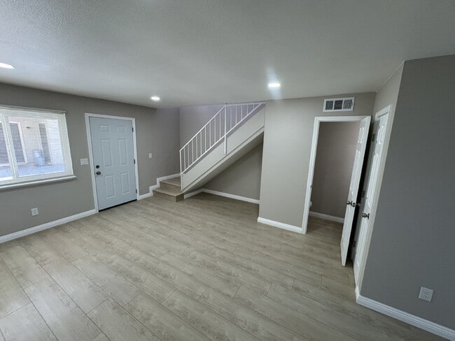 Building Photo - Beautifully Remodeled 2-Story Unit!