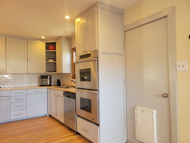 Building Photo - Charming 1910 Craftsman in the Heart of Do...