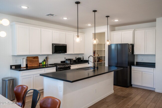 Building Photo - 4368 N Pioneer Dr