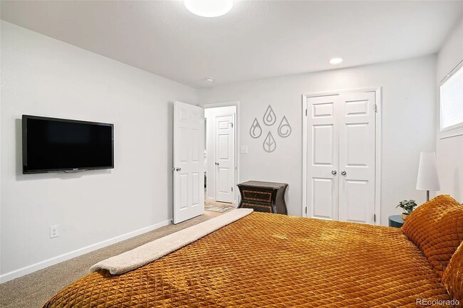 Building Photo - Gorgeous 4 bedroom modern home in Holly Hills