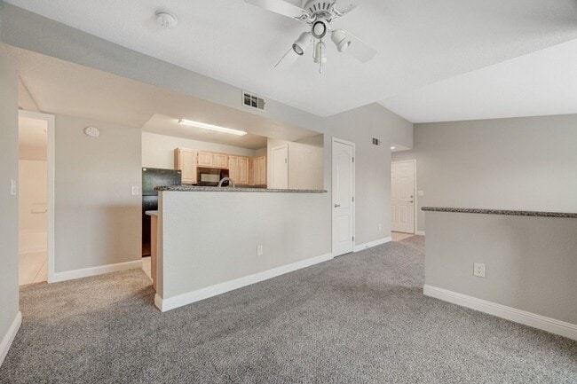Building Photo - Charming 3 Bedroom Upstairs Condo in a Gat...