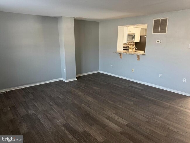 Building Photo - 8910 Pembrook Woods