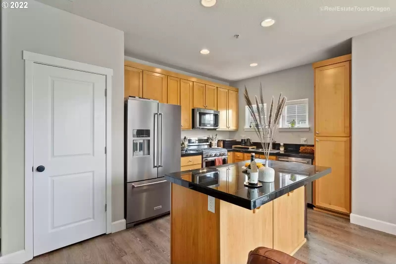 Building Photo - 1000 SW 170th Ave