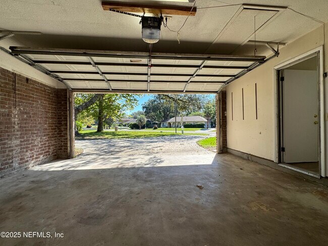 Building Photo - 2052 Pompano Pkwy