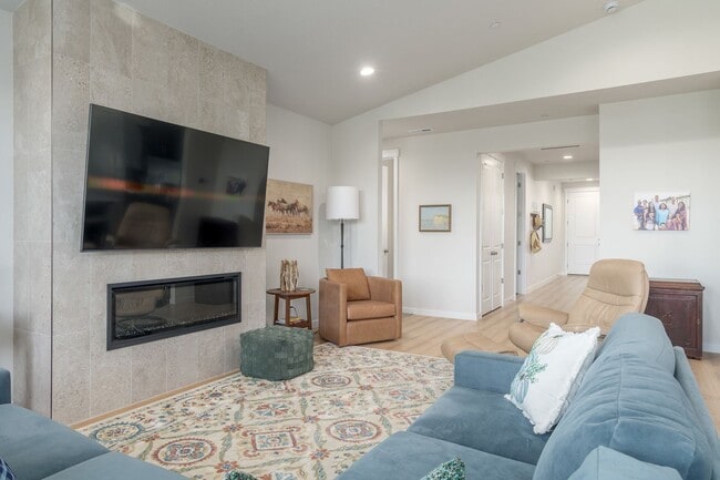 Building Photo - Gorgeous Home with a view!! Available Now!!