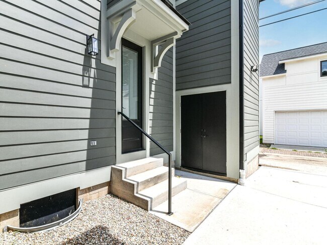 Building Photo - 717 E 27th St