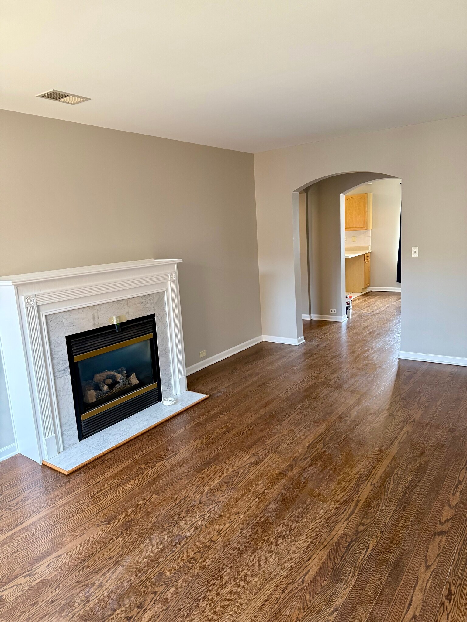 Living Room - 4911 N Wolcott Ave