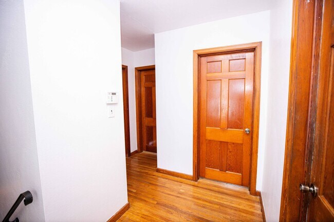 Building Photo - Beautiful three bedroom home with fenced i...