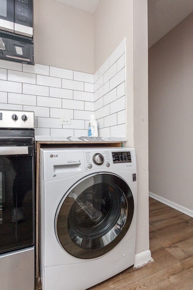 Building Photo - 6427 N Hermitage Ave