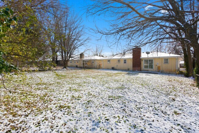 Building Photo - 3 Bedroom | 2 Bathroom | 2 Car Garage | Springfield MO | Fenced Back Yard!