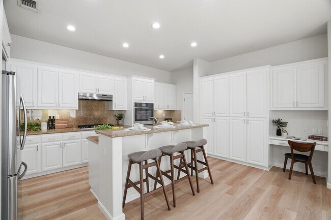 Building Photo - BRIGHT, OPEN RESIDENCE IN RIVERMARK HOME WITH EXCELLENT LAYOUT