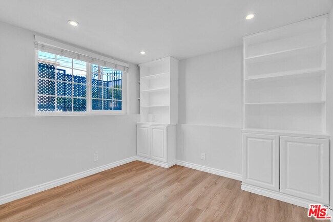 Building Photo - 119 E Beach Ave
