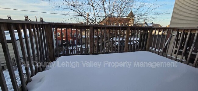 Building Photo - 1037 E 4th St