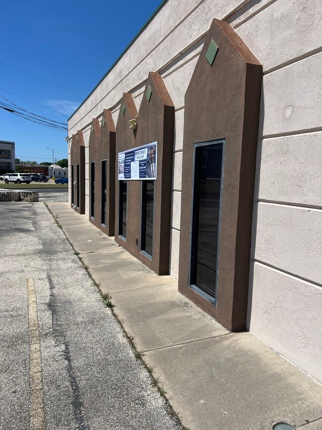 Building Photo - 300 E Central Texas Expy