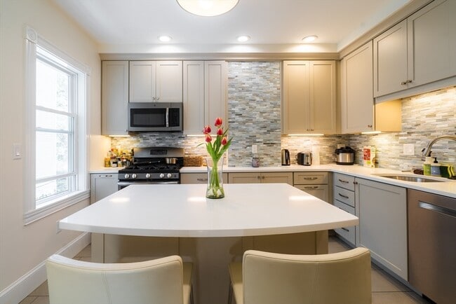 Building Photo - 4 Hardwick St