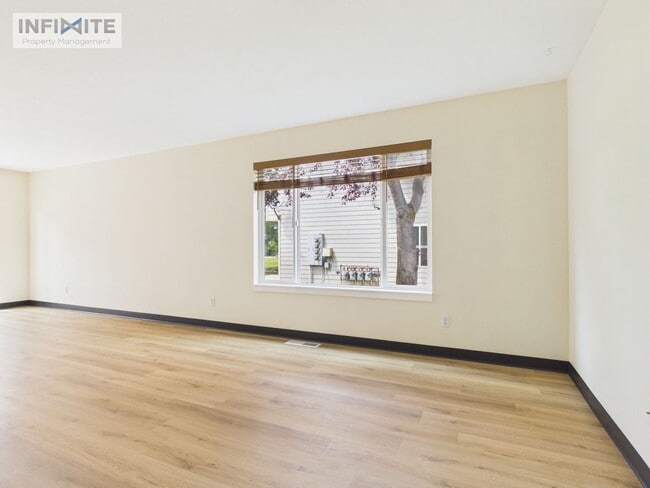 Building Photo - 3 Bedroom End Unit in Bozeman