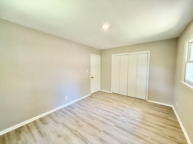 Building Photo - Johnson Street [2 UNITS]