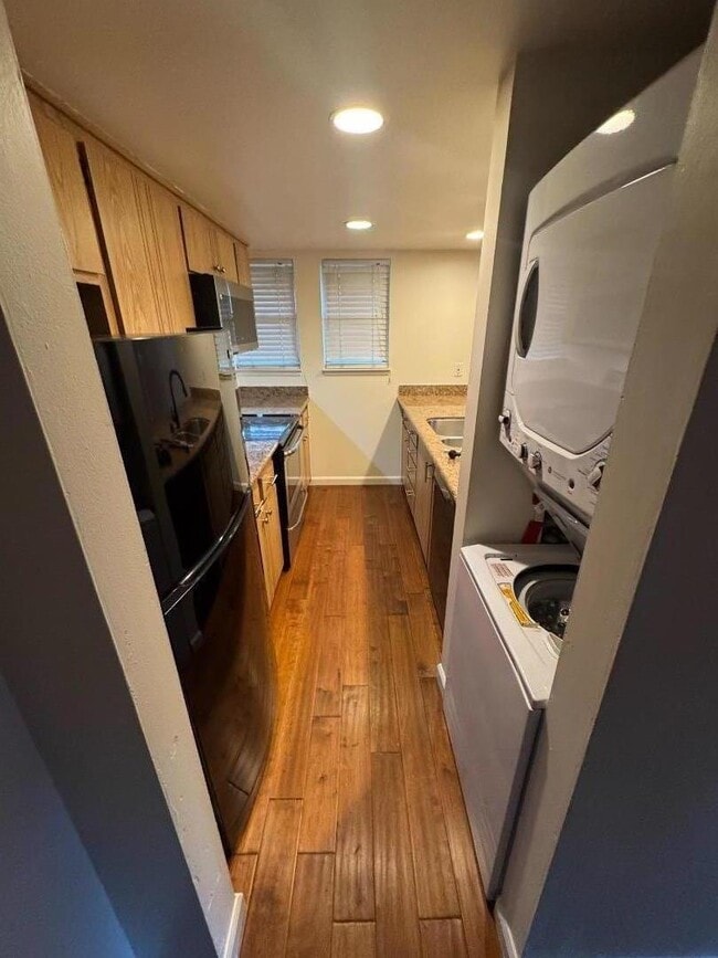 Building Photo - 5434 Roundtree Ct