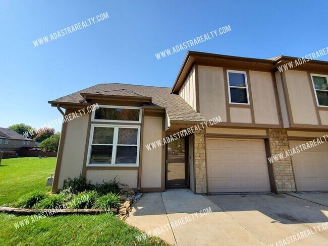 Building Photo - Spacious Duplex in Blue Valley-Available N...