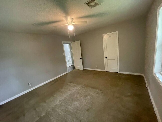 Building Photo - 6110 Sherwood Dr