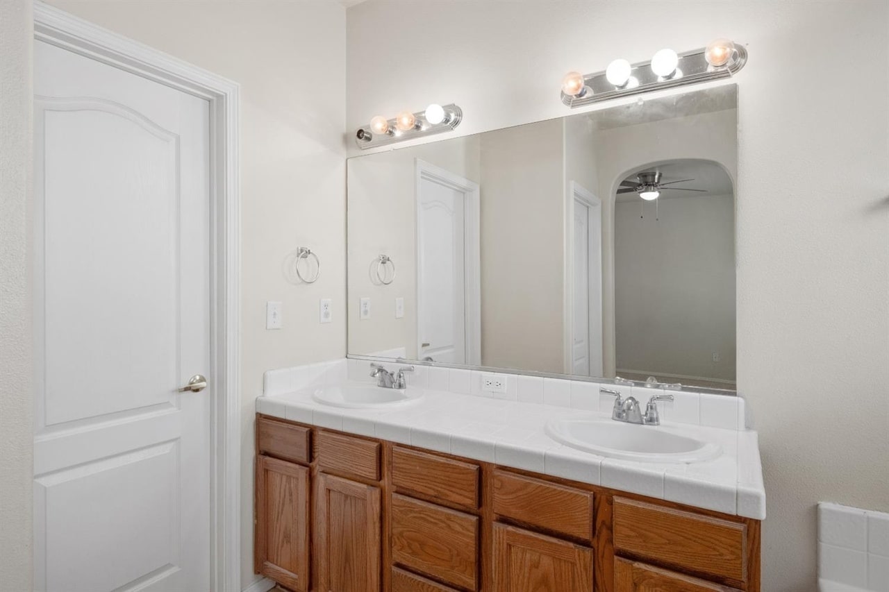 Building Photo - 68 W Bordeaux Ln