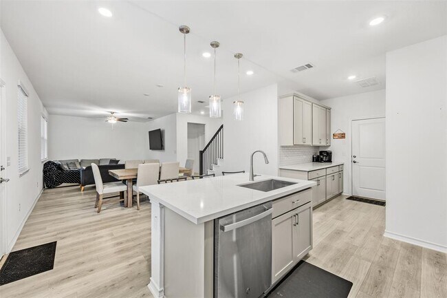 Building Photo - 301 Quarry Rock Cove