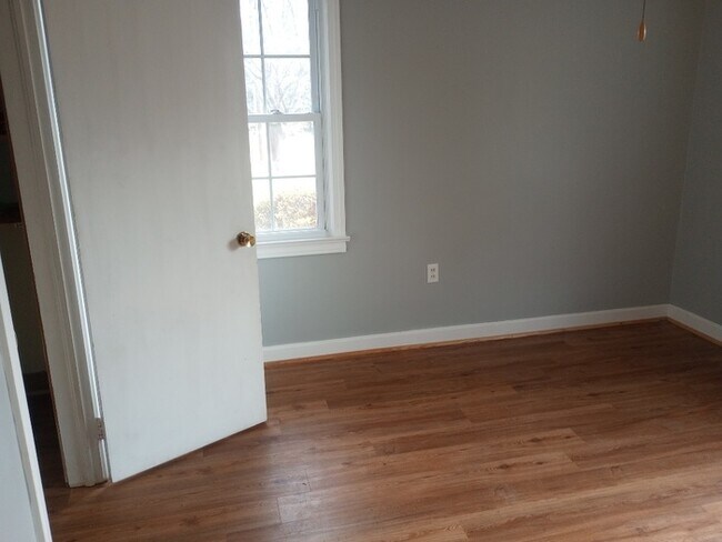 Building Photo - 8 Sewanee Ave