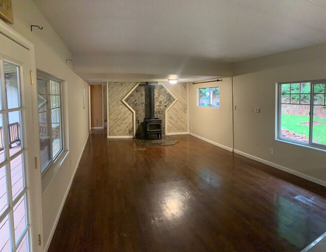 Building Photo - $2,000 - Three Bedrooms, One Full Bath Ren...