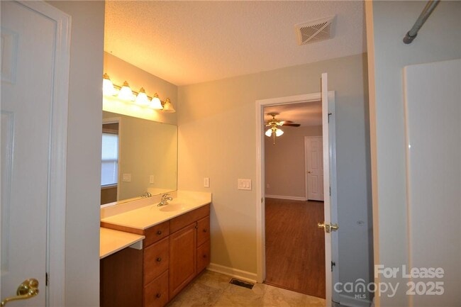 Building Photo - 1212 Beechwood Dr