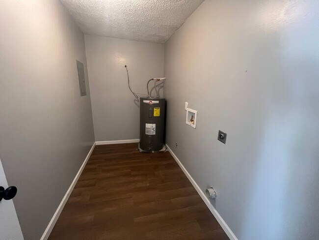 Building Photo - 4 bedroom 1 bathroom home in University Manor